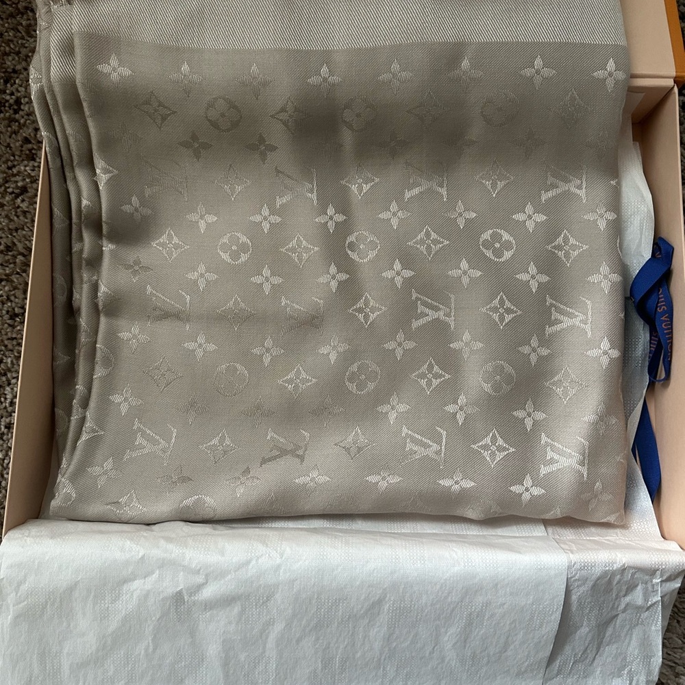 NWT Louis Vuitton Shawl